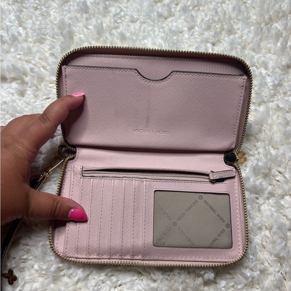 Micahel Kors pink wristlet wallet - Picture 6 of 9